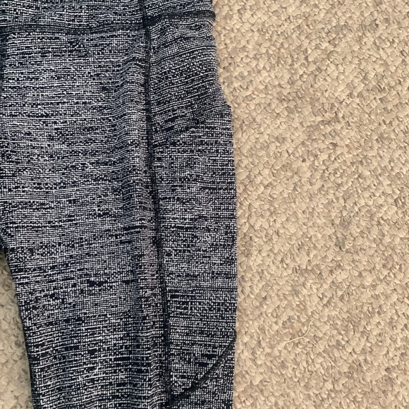 Lululemon black n white patterned Capri workout pant amazing sz 8 - Picture 2 of 5